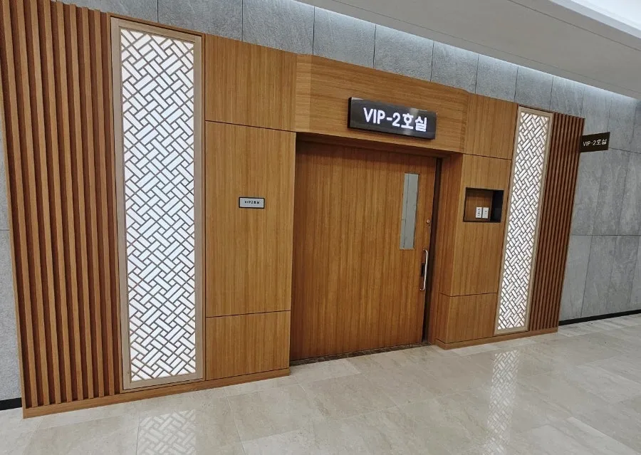 장례식장 VIP-2호실 입구에 설치된 목재 무늬 벽매립형 슬라이딩 도어